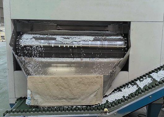 Новая линейка продукции превращает переработанную бумагу в безопасный, впитывающий материал для создания благоприятной среды обитания, способствуя развитию экономики замкнутого цикла для ответственных владельцев домашних животных.